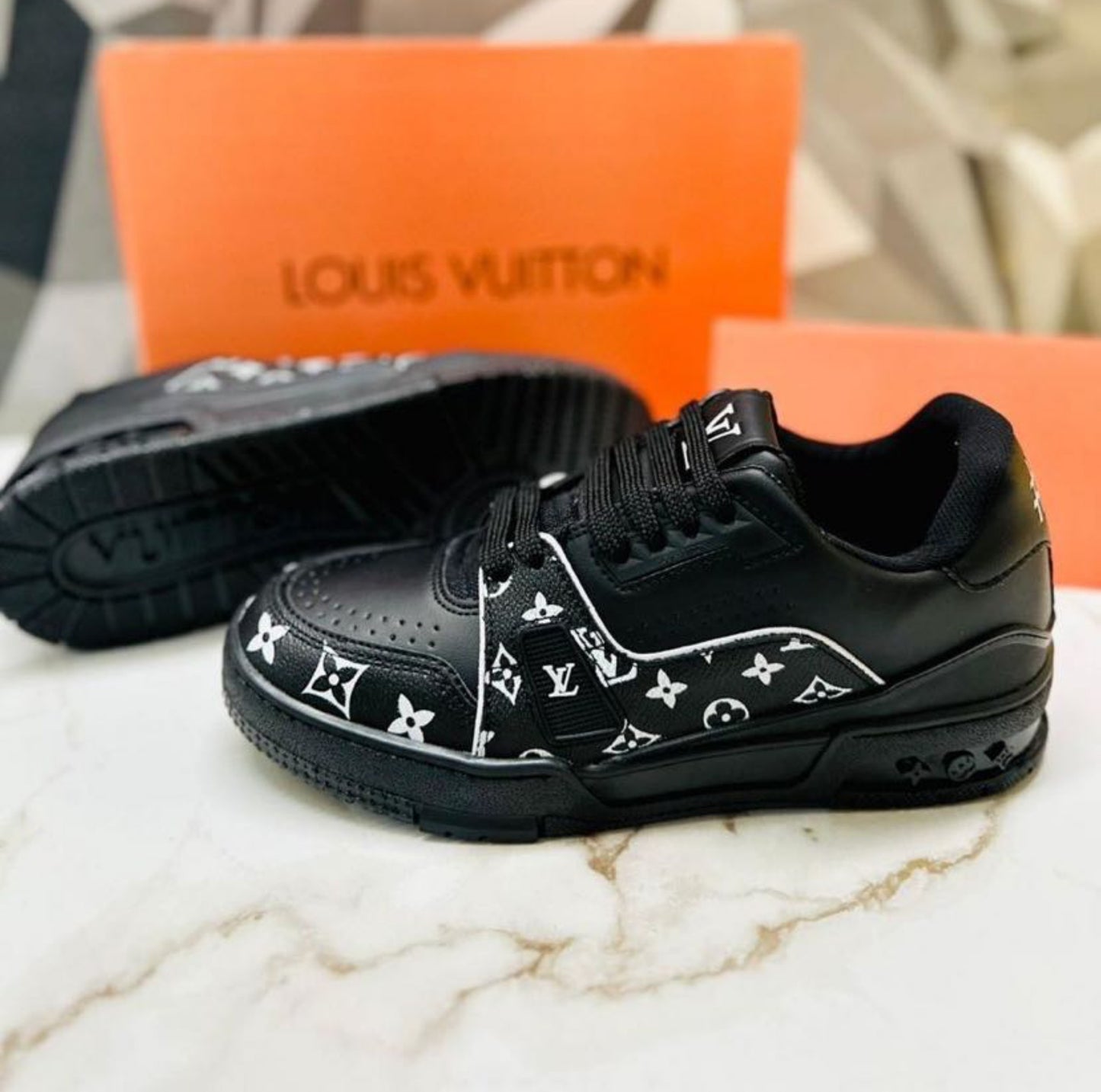 Sneaker Exclusivo B/W 5028